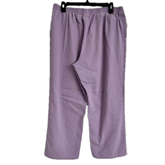 Alfred Dunner Women’s Lilac 16 Short Pants with Pockets - Picture 2 of 3